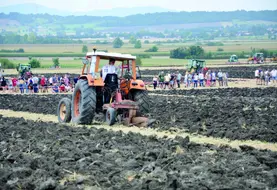 Précision, régularité et maîtrise du tracteur seront au cœur de la finale régionale de labour, qui réunira une trentaine de jeunes agriculteurs dans les monts du Lyonnais le dimanche 6 septembre.