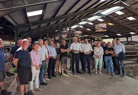 Les représentants de la Région au Gaec de Sarlis en compagnie d'élus locaux et de la Région, de parlementaires et présidente du Département, de responsables professionnels agricoles et agriculteurs du secteur.