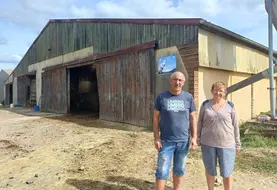 Christine et Daniel devant leur stabulation à logettes.