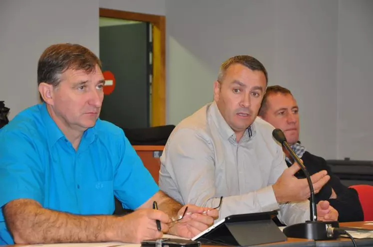 De gauche à droite : Michel Joux, Yannick Fialip et Jérôme Volle, élus à la FRSEA Auvergne-Rhône-Alpes.