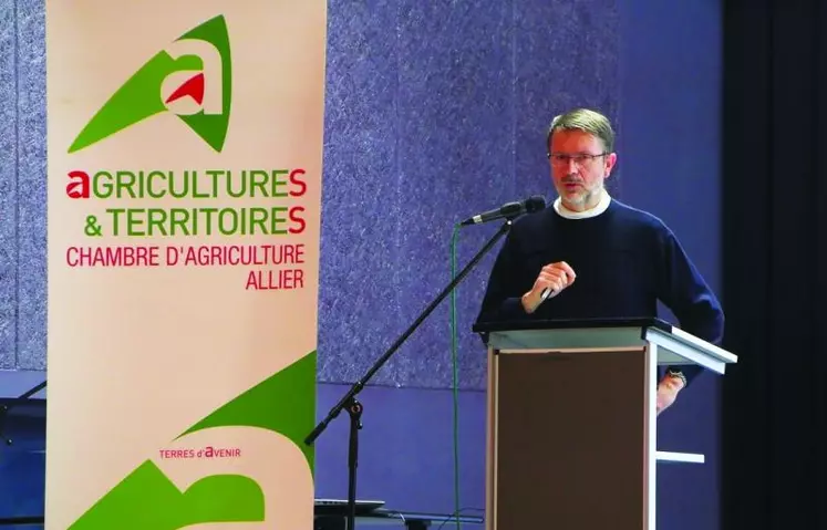 Vincent Cailliez, climatologue : 
« Les Chambres d'agriculture du massif central réunies au sein du Sidam et leurs partenaires se sont engagés dans un projet de recherche et développement innovant et ambitieux pour l'adaptation des systèmes d'exploitation au changement climatique ».