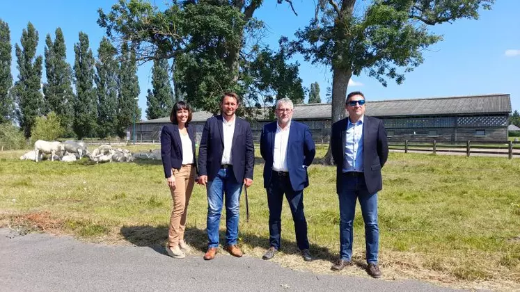 De gauche à droite : Florence Marquis et Sébastien Cluzel, respectivement directrice et président du HBC, Philippe Guillien et Emmanuel Berthon, respectivement administrateur et expert financement agriculture au Crédit Agricole Centre Loire, partenaire des concours HBC.