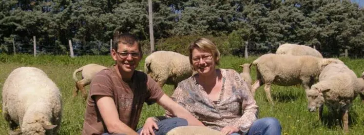 Julien Malleval et Véronique Bondenat, un couple associé à la Ferme des Trois Oies à Saint-Romain-de-Popey, dans le département du Rhône.