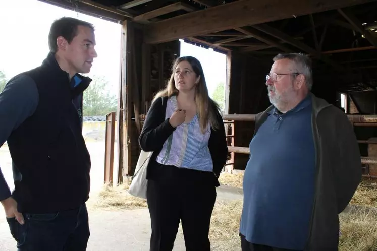 L’équipe enseignante du lycée agricole de Durdat-Larequille (de gauche à droite : Nicolas Seguin, directeur de l’exploitation, Inès Trial, nouvelle CPE et Olivier Michon, enseignant en zootechnie depuis 35 ans).