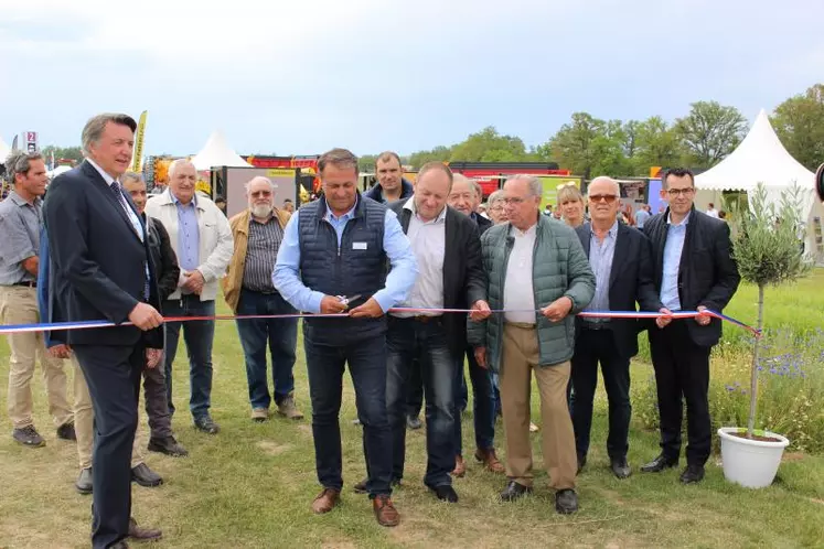 Autour de Bertrand Laboisse, hôte de l'évènement, Frédéric Bondoux, président de Profield Events Group ; Patrice Bonnin, président de la Chambre d'agriculture de l'Allier ; Gérard Ferriere, maire de Villefranche-d'Allier ; Yves Simon, maire de Meillard et Président du SDE 03 et Claude Riboulet, président du Conseil départemental de l'Allier.