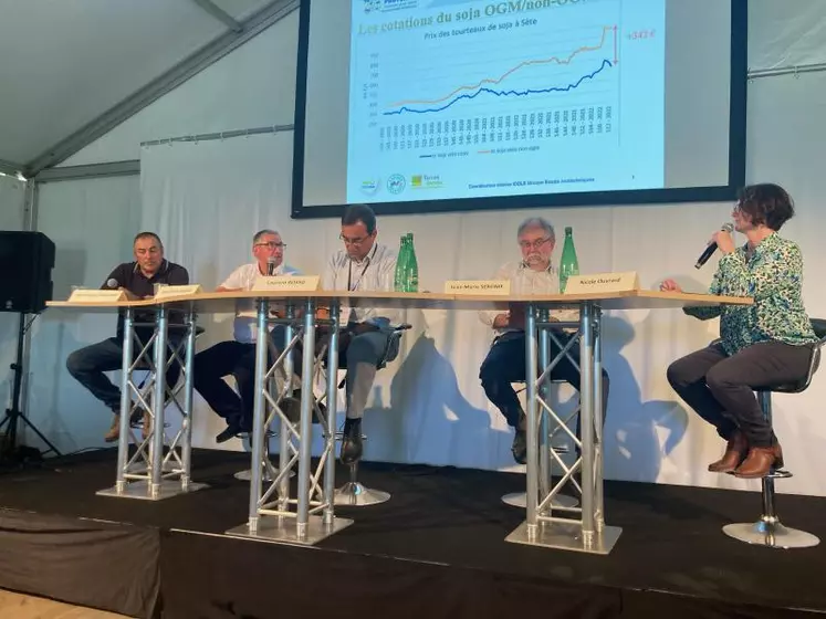 Table ronde au salon de l'herbe, animée par Nicole Ouvrad, directrice des rédactions de Réussir-Agra, Laurent Rosso, directeur général de Terres Univia, Jean-Pierre Fleury, président du groupe de travail « viande bovine » au Copa-Cogeca et Dominique Viallard, éleveur de vaches montbéliardes dans le Puy-de-Dôme.