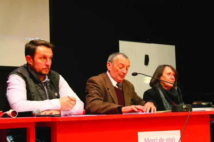 De gauche à droite : Sébastien Cluzel, président du Herd Book Charolais, Maurice Moulin, président de la Société d’Agriculture de l’Allier et Eliane Huguet, présidente de la commission développement économique, commercial, et enseignement supérieur, de Moulins Communauté.