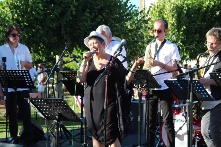 Cette première soirée était animée par un concert du Jazz Club Moulinois et un spectacle de danse « Fables à tiroirs » 
par la compagnie L’Eventail.