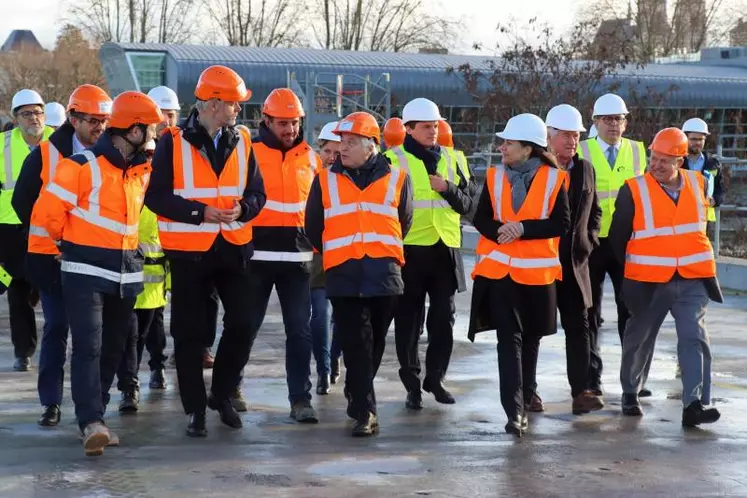 Élus et représentants de l’État se sont rendus ensemble sur le chantier du nouveau pont de Moulins traversant la rivière Allier.