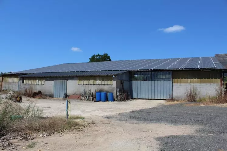 L’ancien bâtiment équipé d’une centrale photovoltaïque.