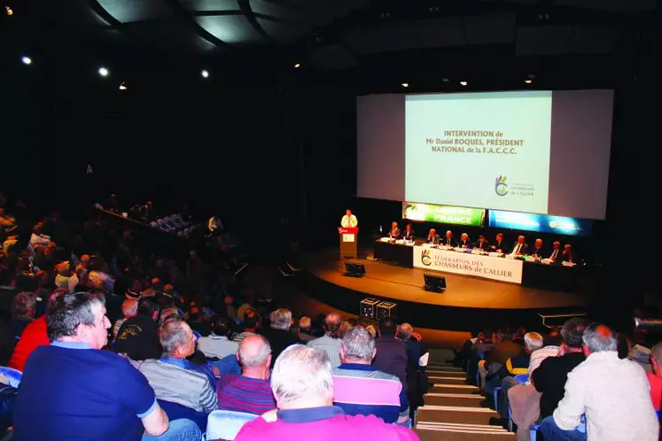 Une assemblée de près de 350 personnes attentive aux différentes interventions.