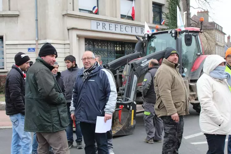 Concrètement, les agriculteurs ont dénoncé les perversités d’une transition « à marche forcée » dans un marché globalisé. « Le gouvernement a prévu de porter à 250 millions d’euros la redevance pour pollutions diffuses au 1er janvier 2019, contre 140 millions actuellement… Nous demandons un moratoire sur cette mesure le temps de trouver une solution compatible avec l’économie des exploitations très en difficulté ». Qui plus est dans un contexte « où nous sommes ...