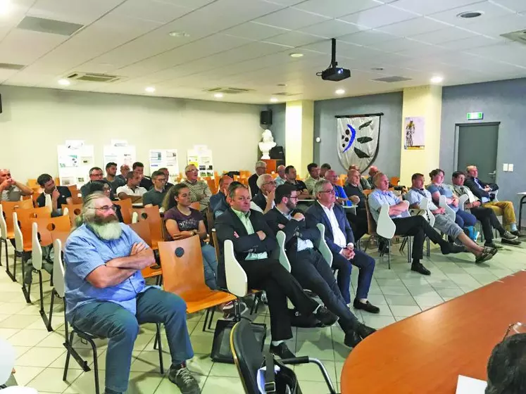 Une assemblée composée de membres et de partenaires de Symbiose Allier.
