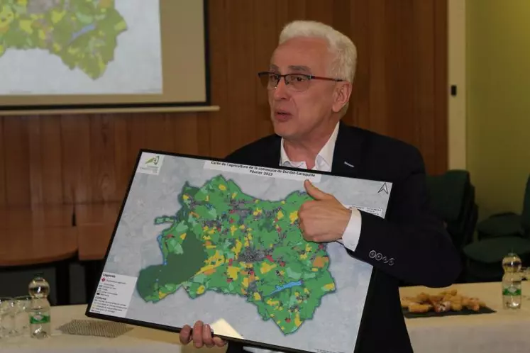 Bruno Bove, a reçu la fameuse carte des mains de Christine Lemaire, vice-présidente de la Chambre d’agriculture de l’Allier, aux côtés de Patrice Bonnin, président et des élus présents.