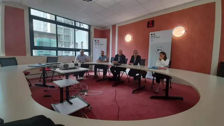 Béatrice Frecenon a répondu aux questions de la presse départementale, aux côtés de Valérie Hatsch, préfète de l’Allier, Patrice Bonnin, président de la Chambre d’agriculture de l’Allier, Christophe Jardoux, président de la FNSEA de l’Allier et Cédric Fournier, président des Jeunes Agriculteurs de l’Allier.