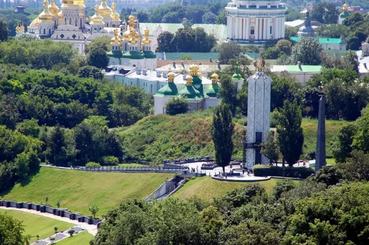 Le monument commémoratif aux victimes de l'Holodomor, grande famine du début des années trente en Ukraine, se situe à Kiev.