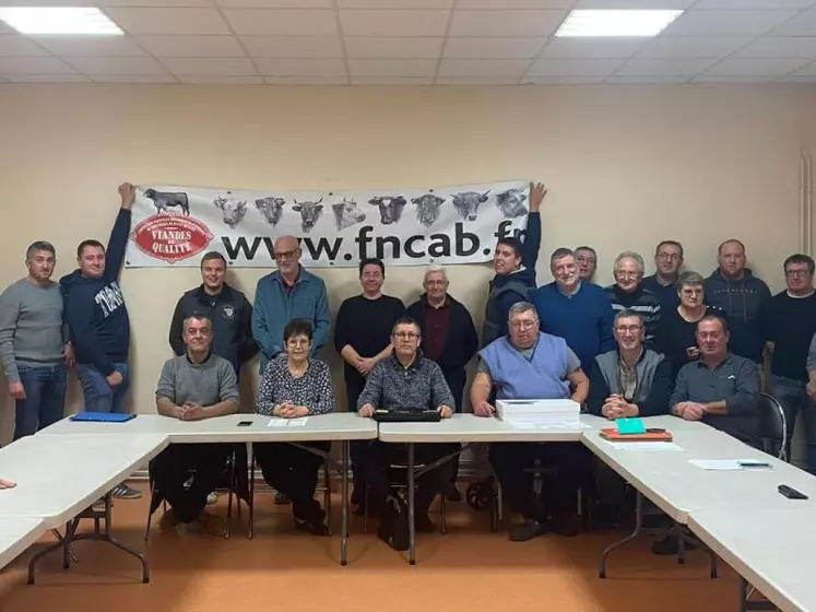 L’équipe de l’association Foire Concours Bovins de Saint-Pourçain-sur-Sioule autour de Jean-Louis Lautel, Serge Guerrier, vice-président en charge des animaux de boucherie, Dominique Grandjean, vice-président en charge des reproducteurs HBC, Véronique Laronde, secrétaire, Véronique Kervern, trésorière et du président d’honneur Joannes Laronde.