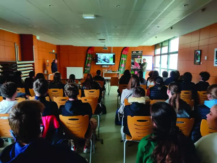 Les membres de l’association sont intervenus au sein des établissements scolaires de Saint-Pourçain-sur-Sioule. Ici lors du forum des métiers à la cité scolaire Blaise-de-Vigenère le 16 décembre dernier.