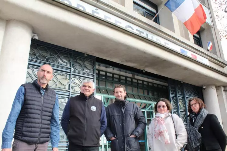 De gauche à droite : Gérald Bacconnier, président des irrigants de l’Allier, Christophe Jardoux, président de la FNSEA de l’Allier, Tomas Dufrègne, secrétaire général des Jeunes Agriculteurs de l’Allier, Léa Marais,  secrétaire générale adjointe des Jeunes Agriculteurs de l’Allier et Nathalie Mallot, directrice de la FNSEA de l’Allier.