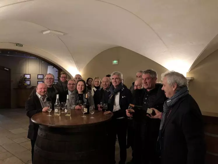 Les acteurs du vignoble lors de la visite de la cave coopérative de l’Union des vignerons.