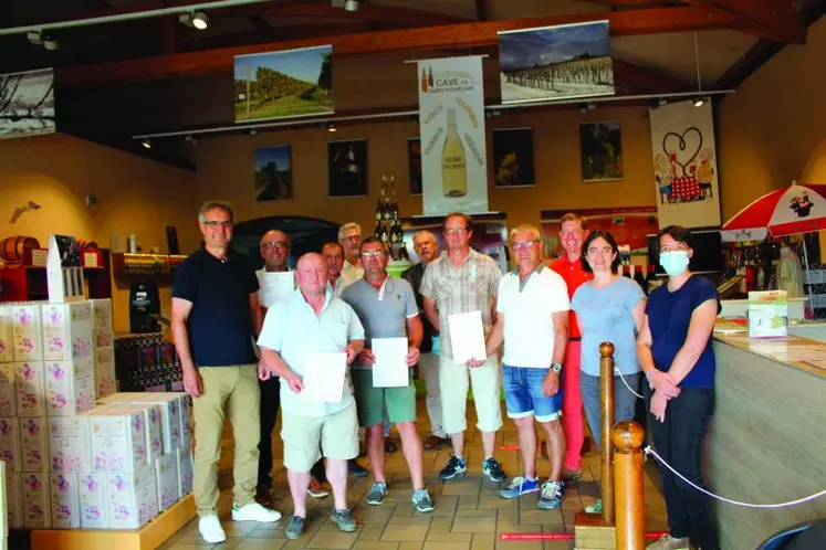 Les onze viticulteurs de Saint-Pourçain ayant obtenu leurs certifications HVE, entourés des représentants de l’Union des vignerons et de la Chambre d’agriculture de l’Allier.