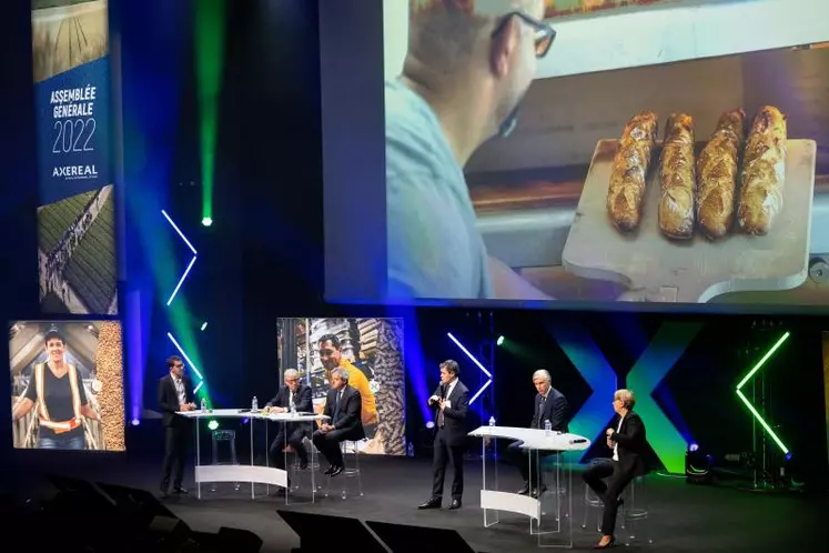 Plateau de l’Assemblée Générale (au micro : Paul-Yves L’Anthoën, Directeur Général du groupe Axéréal)