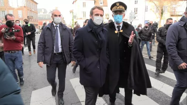 Emmanuel Macron a échangé avec de nombreuses personnes lors de sa déambulation dans les rues de la ville de Moulins.