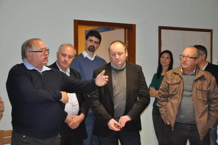 Jacques Force, éleveur de volailles dans le Puy-de-Dôme (au premier plan, aux côtés de Patrick Escure, représentant de la Chambre régionale d’agriculture, Patrice Bonnin, président de la Chambre d’agriculture de l’Allier et Gilles Cabart, président de la FNSEA 03), au nom du Corel avicole a rappelé les fondamentaux de la filière.