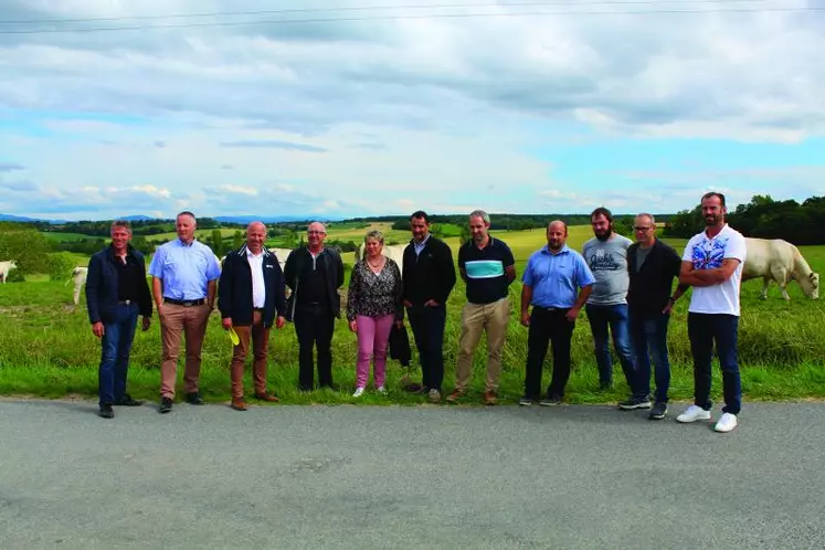 Emmanuel Ferrand, a échangé avec l’ensemble des professionnels agricoles de l’Allier et du Puy-de-Dôme sur l’exploitation de Nicolas Perret, située sur la commune de Brughéas, en limite des deux départements.