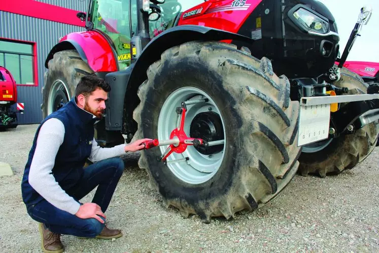 La géométrie est vérifiée et réglée grâce à un faisceau laser installé sur les roues avant du véhicule.