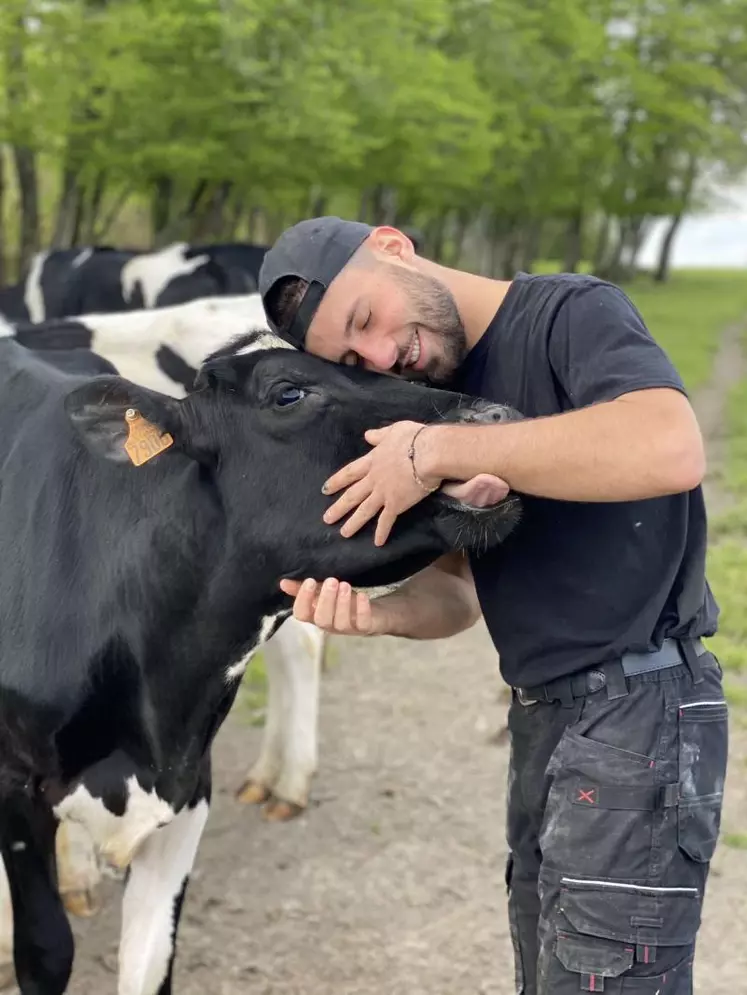 Jérôme Albert : « J’aurais dû implanter ces prairies multi-espèces et miser sur le pâturage plus tôt. L’herbe est une véritable ressource souvent sous valorisée. Le rapport avec le troupeau est plus concret, les animaux sont plus dociles. »