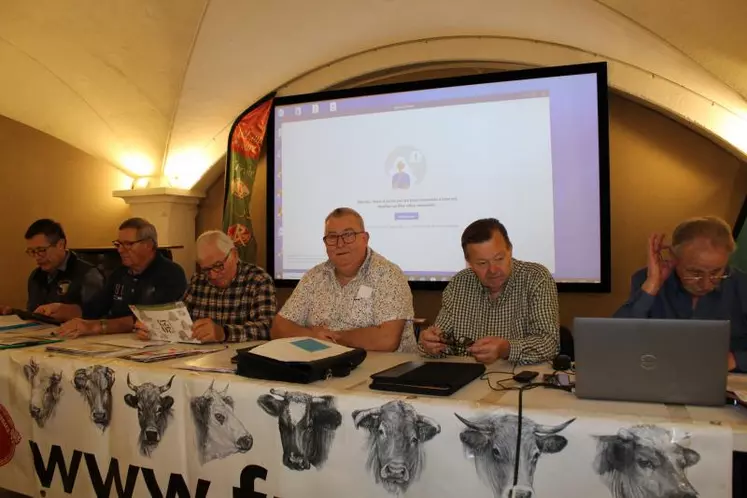 Jean-Yves Renard, président de la fédération nationale des concours d’animaux de boucherie de haute qualité, entouré par les membres de son Bureau.