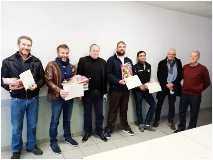 De gauche à droite : Emmanuel Duzellier, Gauthier David, Patrice Bonnin (Président de la Chambre d’agriculture de l’Allier), Ludovic Cornil, Olivier Noireterre, Christophe Pignot (Président du jury), Michel Tournaire (Président de Symbiose Allier).