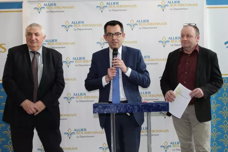 De gauche à droite : Jean Laurent, conseiller départemental de l'Allier en charge des questions agricoles, Claude Riboulet, président du Conseil départemental de l'Allier et Patrice Bonnin, président de la Chambred 'agriculture de l'Allier.