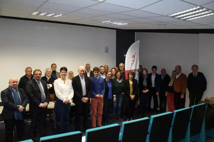 L’ensemble des experts fonciers et agricoles de l’Allier, aux côtés des partenaires de la profession.