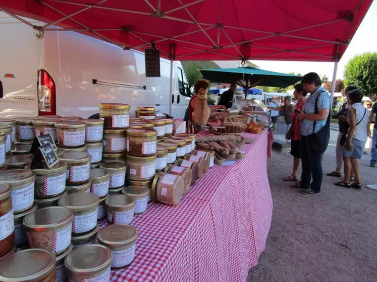 Que ce soit à travers sa participation à un concours ou un réseau, valoriser ses produits fermiers peut permettre de se démarquer et de développer son activité commerciale.