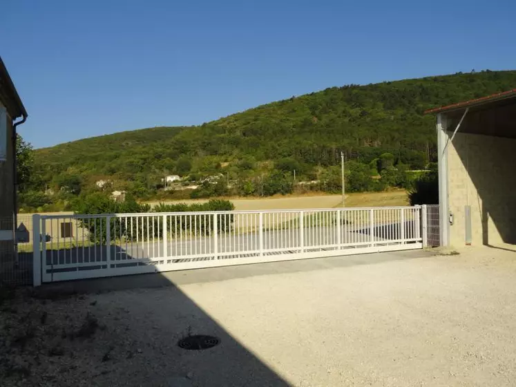 L’installation d’une barrière et la pose de caméras permettent de sécuriser les exploitations agricoles et sont souvent dissuasives.