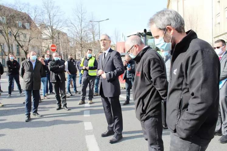 Le Préfet Jean-Francis Treffel a assuré être à l’écoute des agriculteurs lors de la rencontre d’un peu plus d’une heure avec la délégation composée de Patrice Bonnin, président de la Chambre d’agriculture de l’ Allier, et des représentants de la FNSEA03 ainsi que des Jeunes Agriculteurs de l’ Allier.