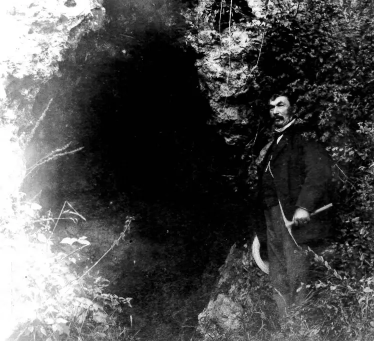 Le docteur Bailleau devant la grotte aux fées à Châtelperron.
