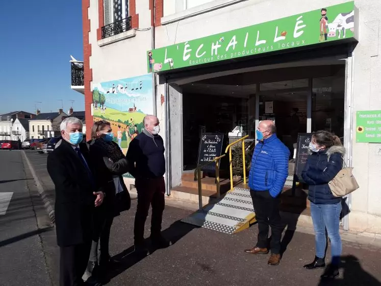 De gauche à droite : Didier Lindron, maire de Montmarault et 1er vice-président au développement économique, au commerce et à l’artisanat de Commentry Montmarault Néris Communauté,  Marie Carré, maire de Cosne-d’Allier, Sylvain Carré, président de , l’association l’Echaillé, Emmanuel Ferrand, conseiller régional, délégué aux fonds européens agricoles et Léa Laboisse, élue de la Chambre d’agriculture de l’Allier.