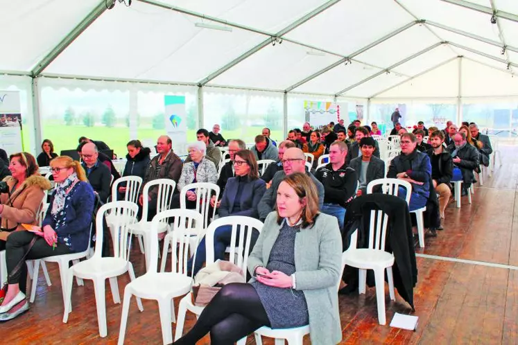 Une assistance d’environ 70 à 80 personnes au sein du parc Paléopolis à Gannat le 4 avril.