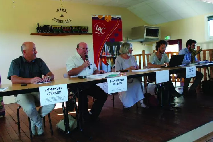 Jean-Michel Ferrier, président du syndicat des viticulteurs de Saint-Pourçain-sur-Sioule. À ses côtés, Catherine Corti, conseillère départementale de l’Allier, et Emmanuel Ferrand, maire de Saint-Pourçain-sur-Sioule et conseiller régional Aura.