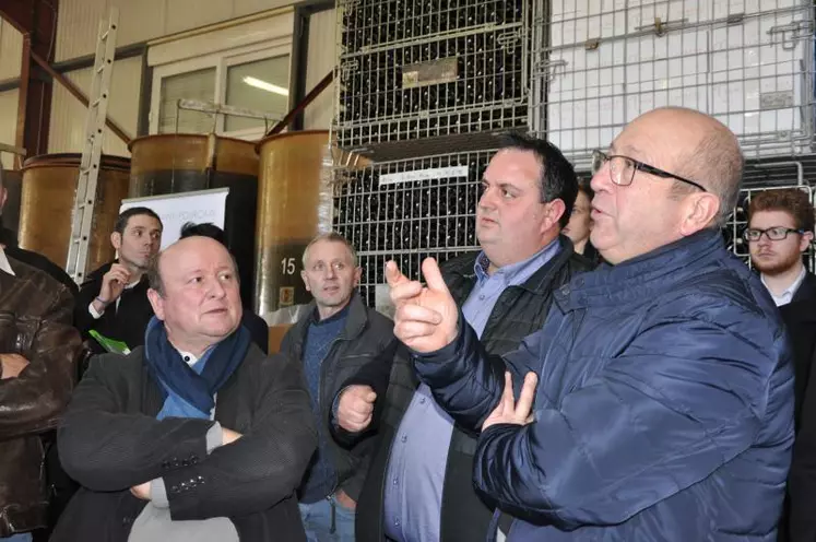 Discussion autour du dispositif « sécheresse » mis en place par la Région avec Gilles Cabart, président de la FNSEA03 et Geoffrey Rivaux, président des JA03, sous l’œil attentif de Jean-Michel Ferrier, président du syndicat des viticulteurs de Saint-Pourçain.