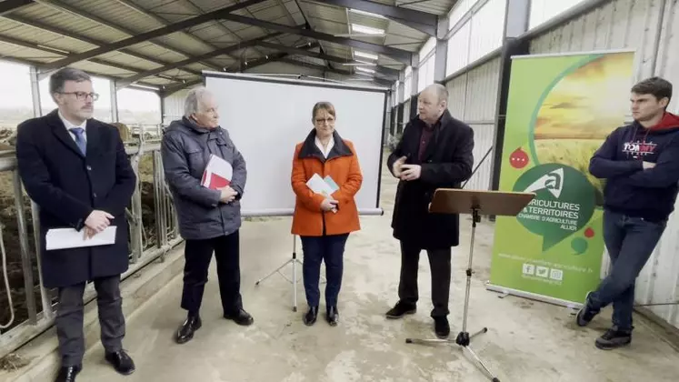 Une présentation des supports en présence de Patrice Bonnin, président de la Chambre d’agriculture de l’Allier, Christine Lemaire, vice présidente de la Chambre d’agriculture de l’Allier, Pierre-André Périssol, président de Moulins Communauté et maire de Moulins, Olivier Petiot, directeur départemental adjoint de l’Allier, Marie-Thérèse Jacquard, maire de Trevol ainsi que de nombreux autres élus qui avaient fait le déplacement.