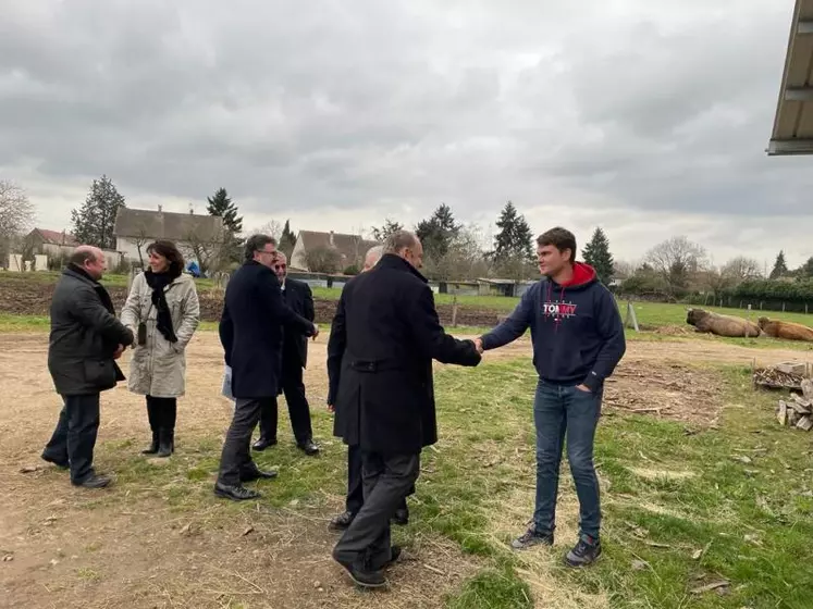 Une rencontre qui a eu lieu sur l’exploitation de Thibaut Paridiot « La Ferme de Titi », sur la commune de Trevol. Installé depuis quatre ans en vente directe sur une SAUE de 110 ha : « nous élevons des broutards, des veaux, des génisses grasses et des vaches finies. Nous produisons nos céréales, triticale et orge, à destination du cheptel ». L’exploitation de Thibaut dispose de deux bâtiments équipés de toitures photovoltaïques.