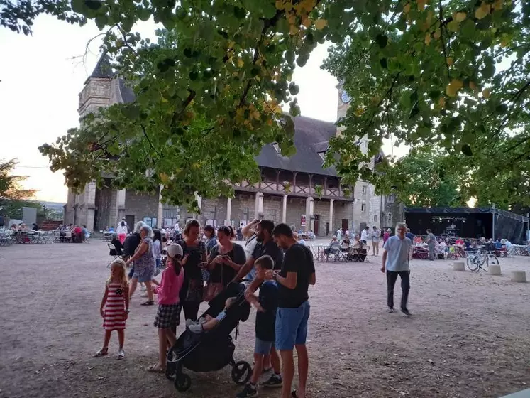 Ils étaient des centaines de personnes à s’être rendu, le 6 août dernier, sur l’esplanade du château des ducs de Bourbon, à Montluçon, pour déguster un menu bourbonnais et échanger avec les producteurs.