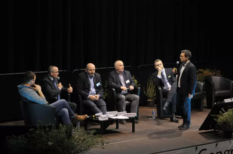 L'organisation collective des producteurs était au coeur des discussions du congrès de la FNB à Anse. Ici une table ronde animée par le journaliste Pascal Berthelot.