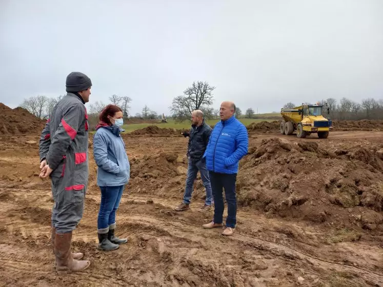 Emilie et David Roumy en compagnie d’Emmanuel Ferrand, conseiller régional, délégué aux fonds européens agricoles et de Mickael Randoin, élu de la Chambre d’agriculture de l’Allier.