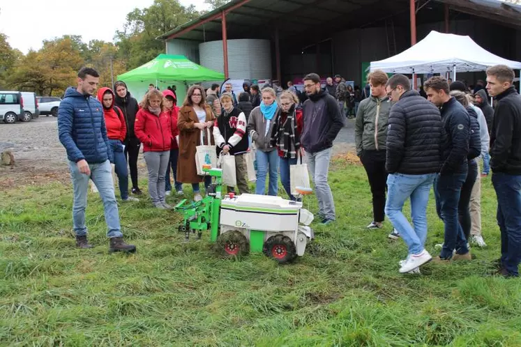 Clément Bridot, responsable du développement de l’agriculture numérique pour l’Ucal et son robot Naïo pour le désherbage.