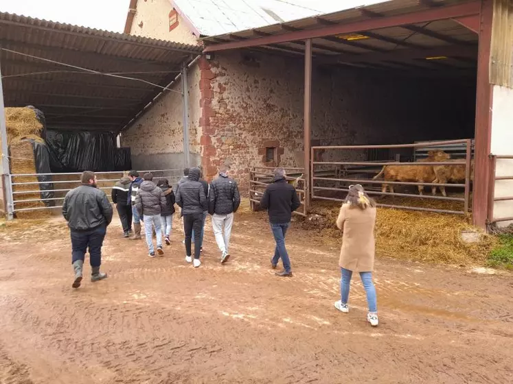 Les élèves ont pu faire un tour complet de chaque exploitation en compagnie des exploitants. Ici, chez Baptiste Monce, à Tortezais.